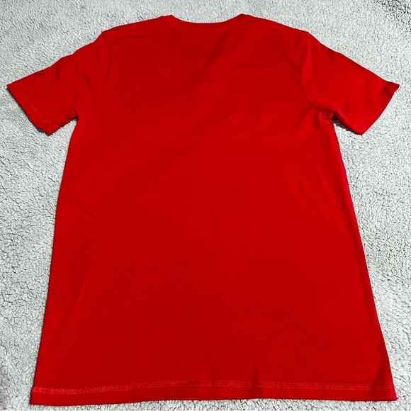GUESS Red Embossed Logo Tee Size M Men’s Short Sleeve T-Shirt Los Angeles - Picture 2 of 5